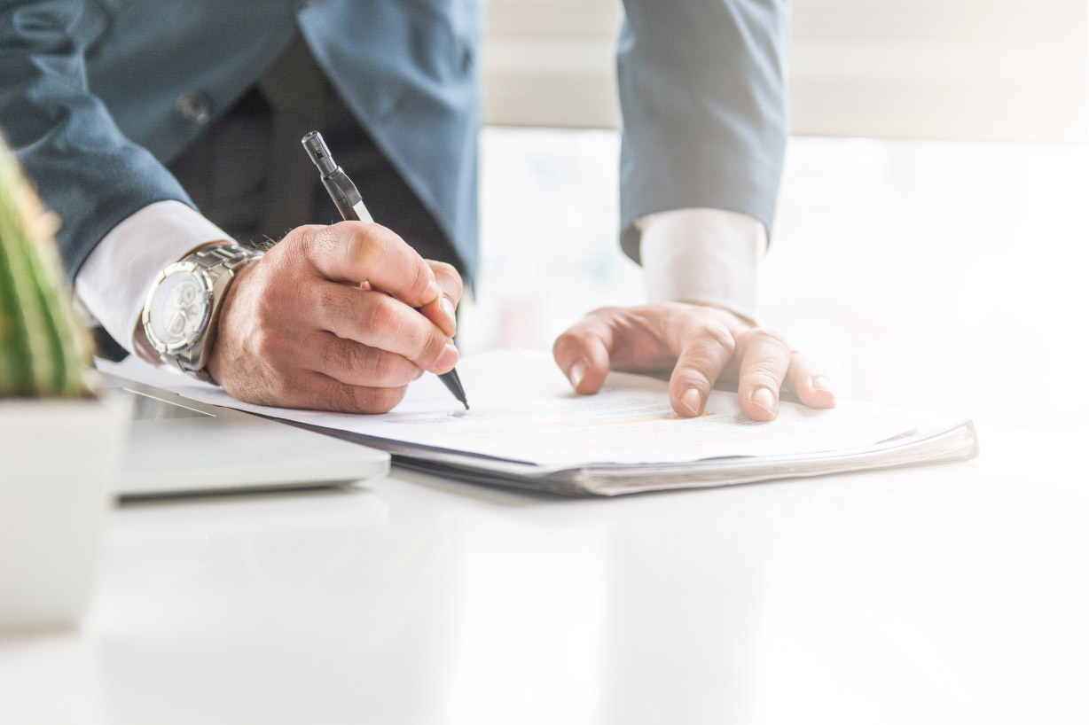 Como checar o histórico da construtora antes de assinar o contrato?